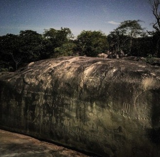 [Imagem das Inscrições da Pedra do Ingá]